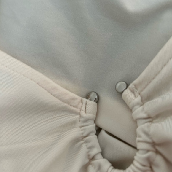 Elegant Cream Long Sleeve H&M Top - Picture 2 of 2